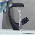 Mitigeur lavabo noir mat cascade